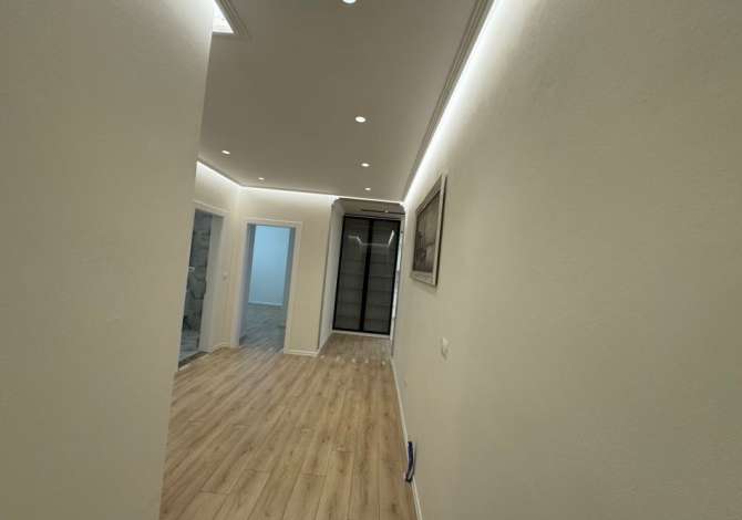 Shtepi ne shitje Apartament ne Tirane, 3+1, Mobilimi Pjeserisht e mobiluar, Pagesa 220,000  Euro.