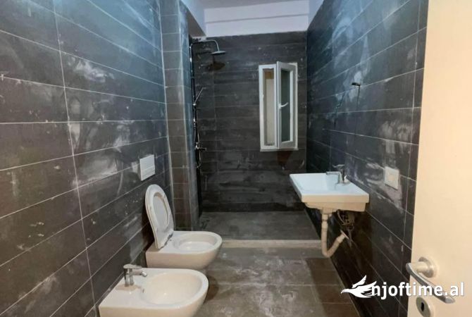Shtepi ne shitje Apartament ne Tirane, 1+1, Mobilimi Bosh, pa mobiluar, Pagesa 75,000  Euro.
