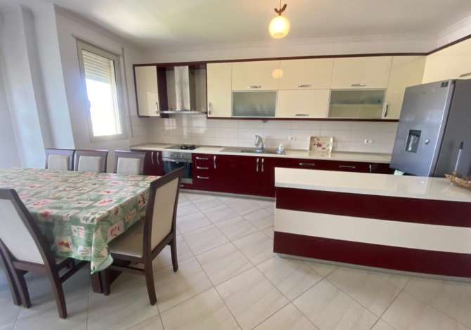 Shtepi me qera 4+1 ne Tirane - 880 Euro