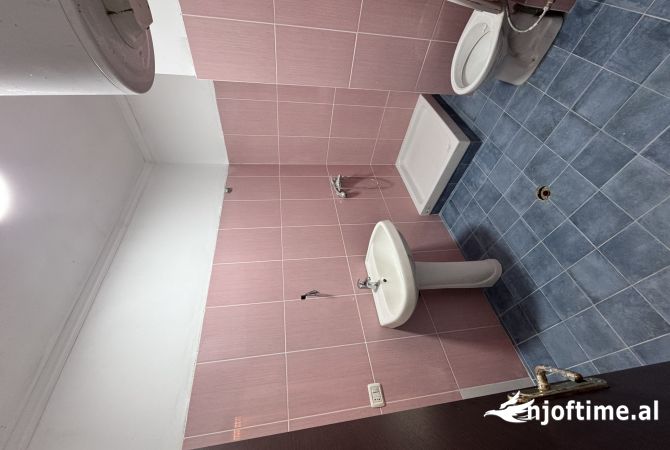 Shtepi ne shitje Apartament ne Tirane, 1+1, Mobilimi Bosh, pa mobiluar, Pagesa 77,000  Euro.