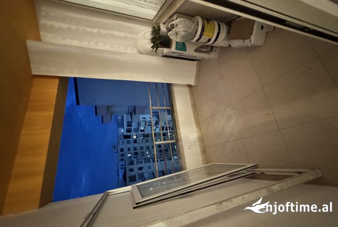 Shtepi ne shitje Apartament ne Tirane, 1+1, Mobilimi Bosh, pa mobiluar, Pagesa 77,000  Euro.