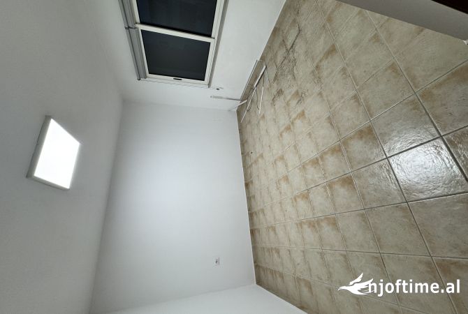 Jepet me qera apartament per zyre 4+1+2 te Komuna e Parisit