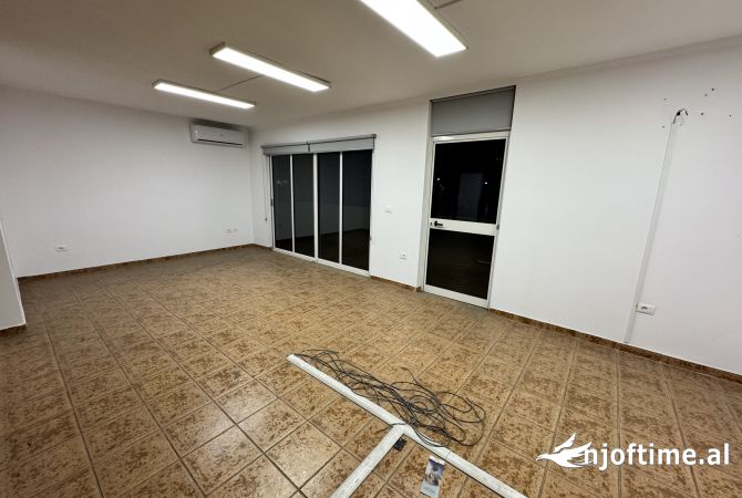 Ambient biznesi me qera 3+1 ne Tirane - 800 Euro