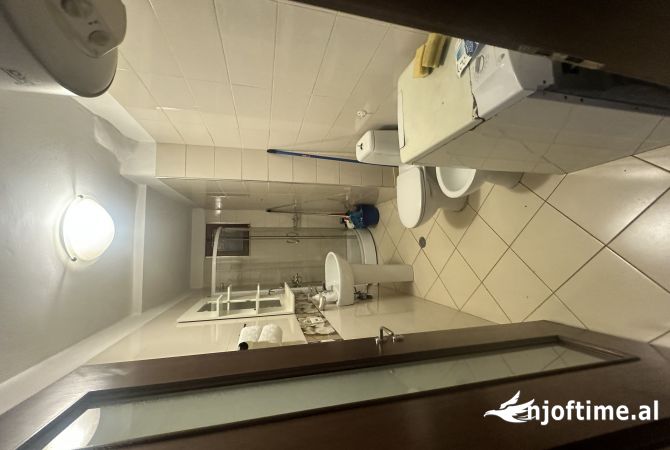 Jepet me qera ambient 1+1+bllk per zyre tek kryqezimi i 21 Dhjetorit