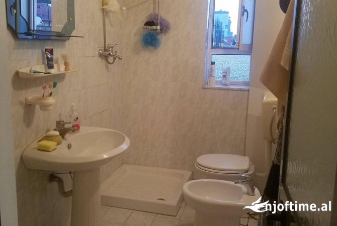 Shtepi ne shitje Apartament ne Tirane, 2+1, Mobilimi Pjeserisht e mobiluar, Pagesa 145,000  Euro.