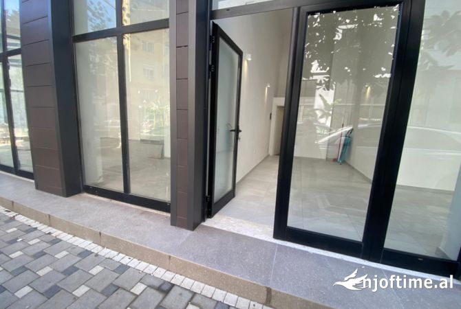 Ambient biznesi per qira ne Rr. Dibres mbi vila Gold