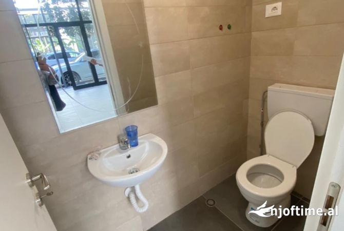 Ambient biznesi per qira ne Rr. Dibres mbi vila Gold