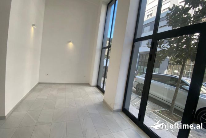 Ambient biznesi per qira ne Rr. Dibres mbi vila Gold