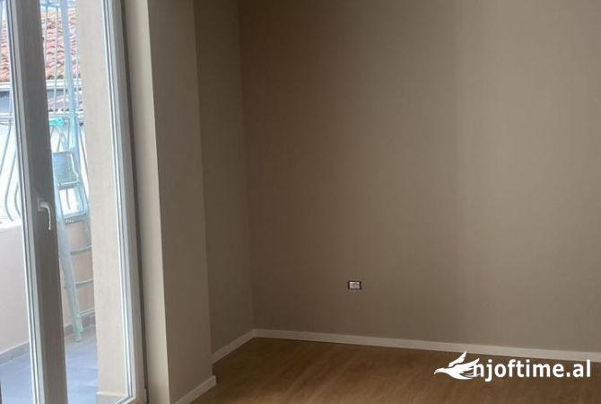 Ambient biznesi me qera 2+1 ne Tirane - 950 Euro
