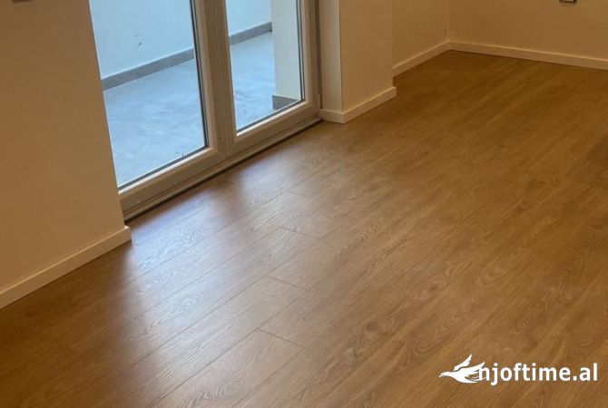 Ambient biznesi me qera 2+1 ne Tirane - 950 Euro