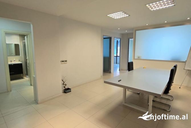 Zyre ne shitje - 91,31 m2, RR. Themistokli Germenji te Ambasador 1