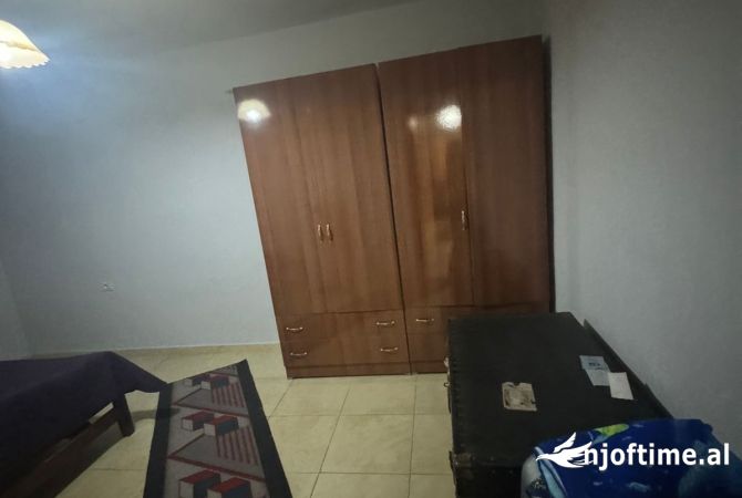 Shtepi me qera Apartament ne Tirane, 2+1, Mobilimi E mobiluar, Pagesa 400  Euro.