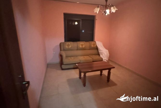 Shtepi me qera Apartament ne Tirane, 2+1, Mobilimi E mobiluar, Pagesa 400  Euro.