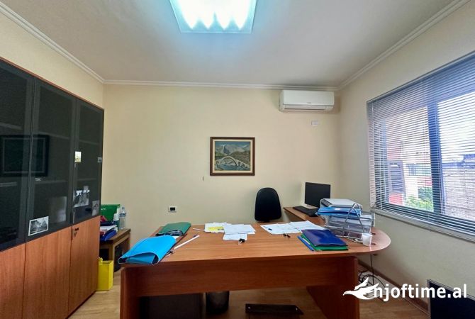Ambient biznesi me qera 3+1 ne Tirane - 600 Euro