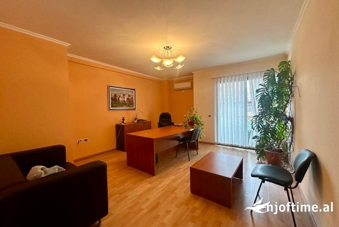 Ambient biznesi me qera 3+1 ne Tirane - 600 Euro