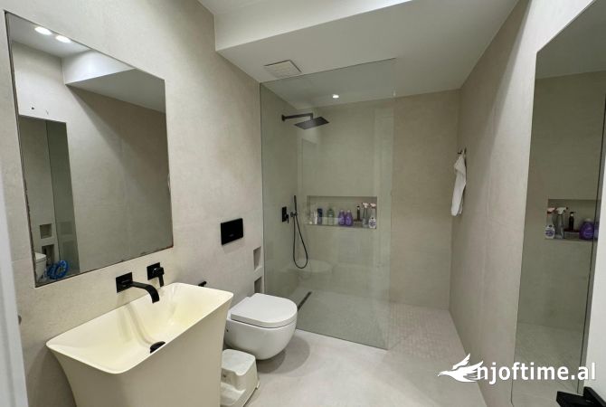 Shtepi ne shitje Apartament ne Tirane, 2+1, Mobilimi E mobiluar, Pagesa 275,000  Euro.