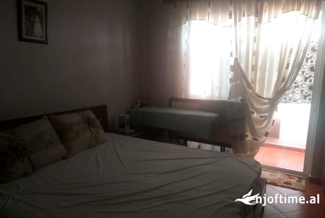 Shtepi ne shitje Apartament ne Tirane, 2+1, Mobilimi E mobiluar, Pagesa 109,000  Euro.