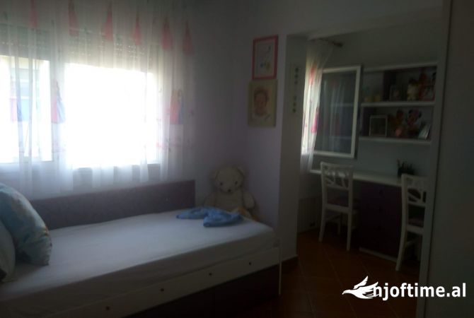 Shtepi ne shitje Apartament ne Tirane, 2+1, Mobilimi E mobiluar, Pagesa 109,000  Euro.