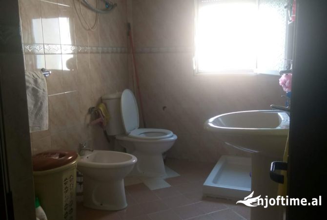 Shtepi ne shitje Apartament ne Tirane, 2+1, Mobilimi E mobiluar, Pagesa 109,000  Euro.