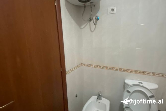 Shtepi me qera Apartament ne Tirane, 2+1, Mobilimi Pjeserisht e mobiluar, Pagesa 350  Euro.
