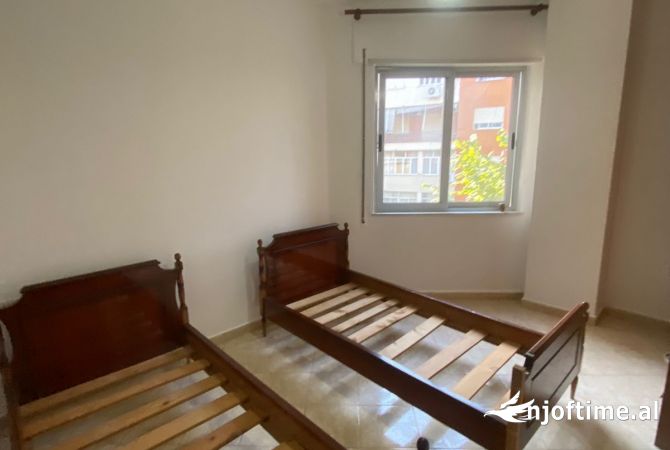 Shtepi me qera Apartament ne Tirane, 2+1, Mobilimi Pjeserisht e mobiluar, Pagesa 350  Euro.