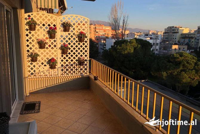 Shtepi ne shitje Apartament ne Tirane, 2+1, Mobilimi E mobiluar, Pagesa 249,000  Euro.