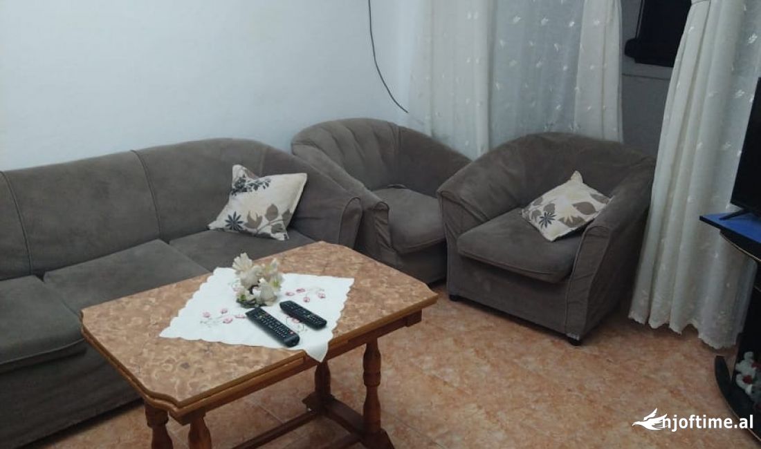 Shtepi me qera Apartament ne Tirane, 3+1, Mobilimi E mobiluar, Pagesa 500  Euro.