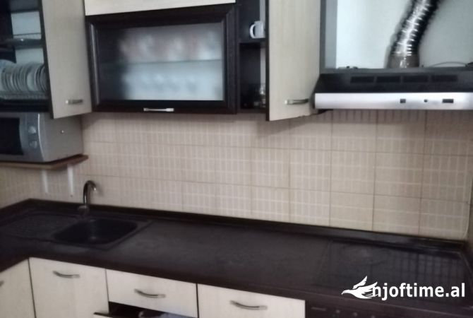 Shtepi me qera Apartament ne Tirane, 3+1, Mobilimi E mobiluar, Pagesa 500  Euro.