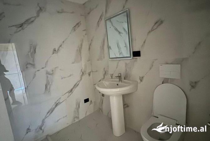 Shtepi ne shitje Apartament ne Tirane, 2+1, Mobilimi Bosh, pa mobiluar, Pagesa 125,000  Euro.