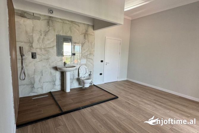 Shtepi ne shitje Apartament ne Tirane, 2+1, Mobilimi Bosh, pa mobiluar, Pagesa 125,000  Euro.