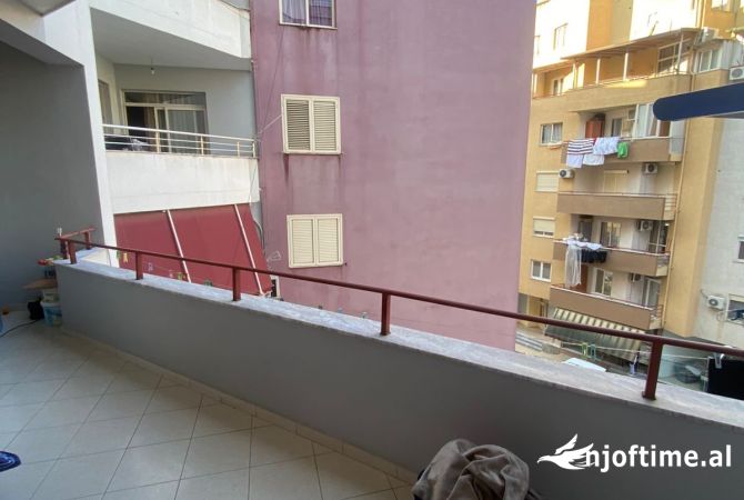 Shtepi me qera Apartament ne Tirane, 3+1, Mobilimi E mobiluar, Pagesa 350  Euro.