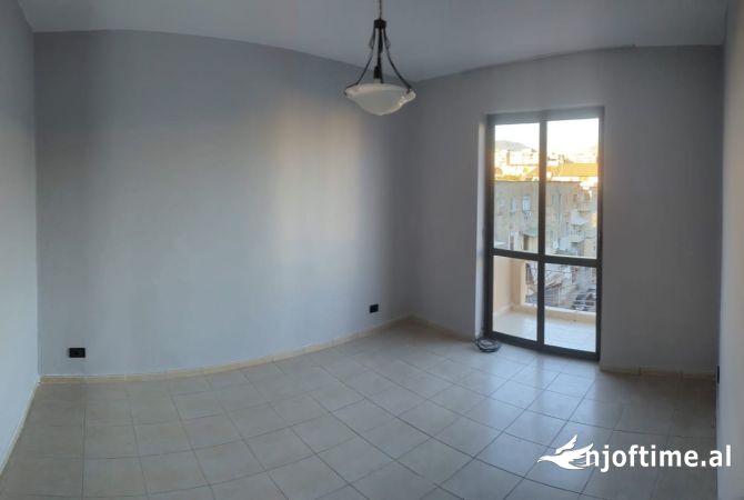 Shtepi me qera Apartament ne Tirane, 1+1, Mobilimi Pjeserisht e mobiluar, Pagesa 45,000  Leke.