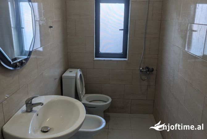 Shtepi me qera Apartament ne Tirane, 1+1, Mobilimi Pjeserisht e mobiluar, Pagesa 45,000  Leke.