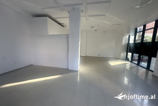 Jepet me qera ambjent 100m2, te Brryli 