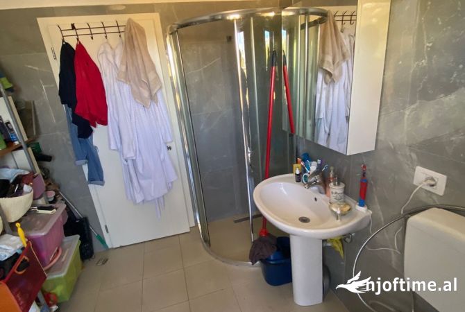 Shtepi ne shitje Apartament ne Tirane, 1+1, Mobilimi Pjeserisht e mobiluar, Pagesa 93,000  Euro.