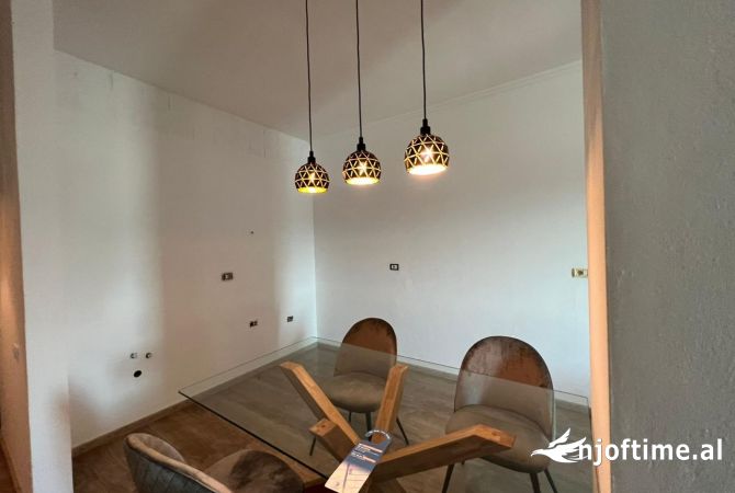 Shtepi ne shitje Apartament ne Tirane, 3+1, Mobilimi E mobiluar, Pagesa 120,000  Euro.