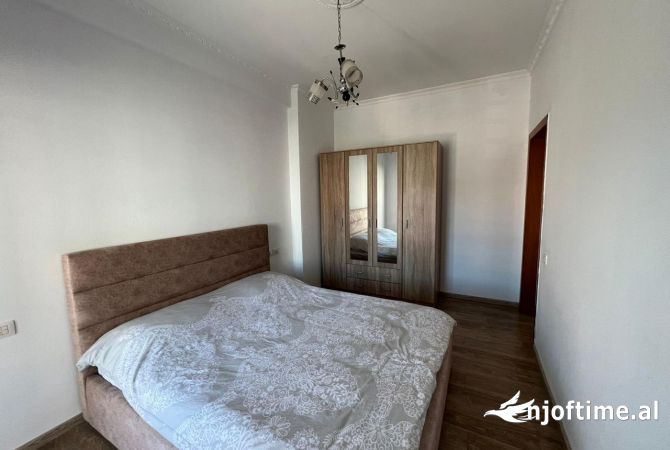 Shtepi ne shitje Apartament ne Tirane, 3+1, Mobilimi E mobiluar, Pagesa 120,000  Euro.