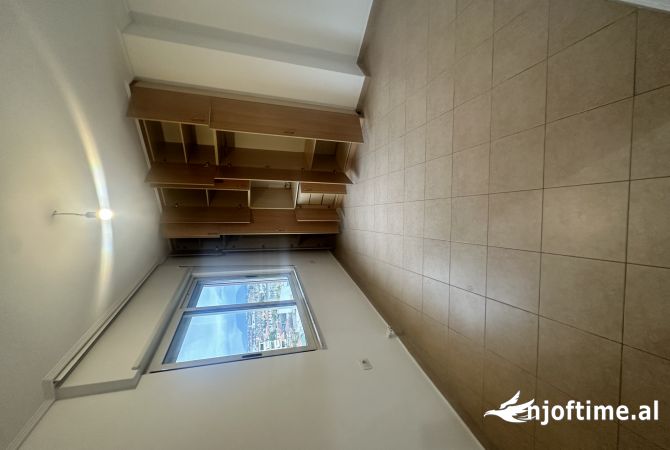 Shtepi me qera Apartament ne Tirane, 2+1, Mobilimi Pjeserisht e mobiluar, Pagesa 450  Euro.
