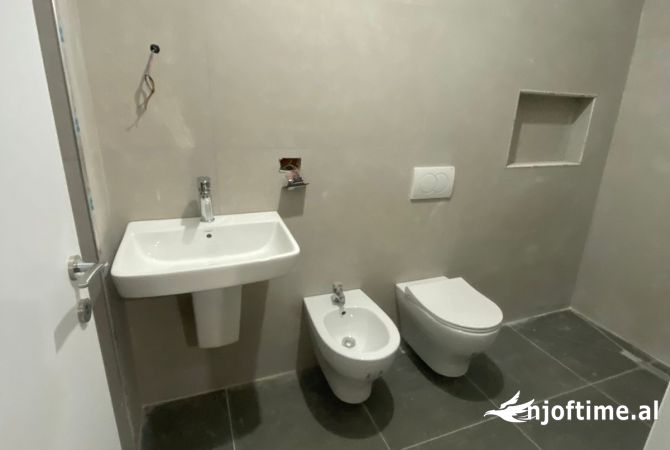 Shtepi ne shitje Apartament ne Tirane, 2+1, Mobilimi Bosh, pa mobiluar, Pagesa 172,800  Euro.