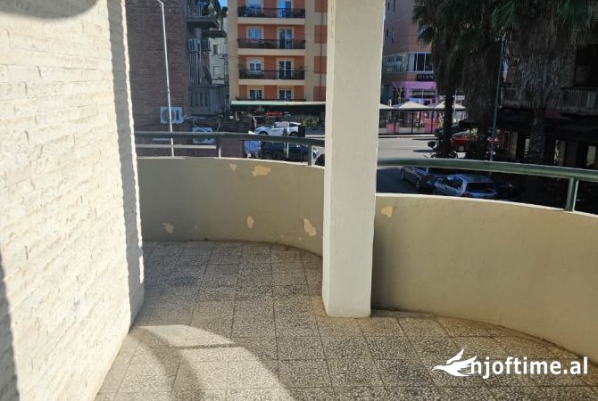 Jepet me qera 4+1 per zyra apo biznes prane Stadiumit Dinamo