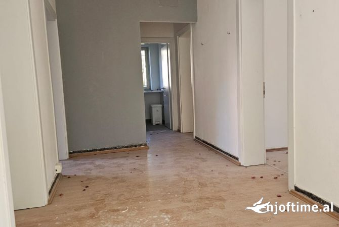 Jepet me qera 4+1 per zyra apo biznes prane Stadiumit Dinamo