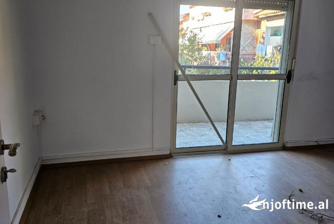 Jepet me qera 4+1 per zyra apo biznes prane Stadiumit Dinamo