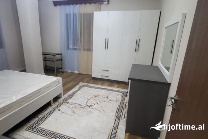 Shtepi me qera Apartament ne Tirane, 2+1, Mobilimi E mobiluar, Pagesa 650  Euro.