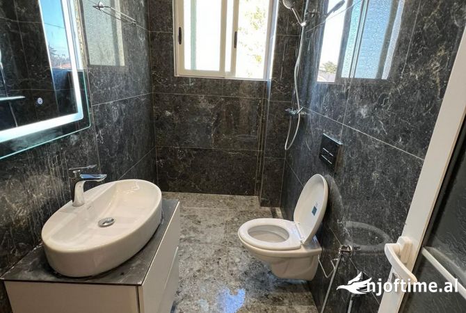 Shtepi ne shitje Apartament ne Tirane, 1+1, Mobilimi Bosh, pa mobiluar, Pagesa 125,000  Euro.