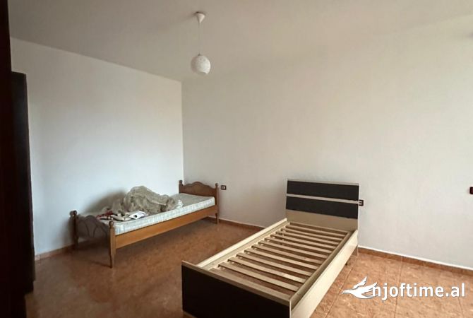 Shtepi me qera Apartament ne Tirane, 2+1, Mobilimi Pjeserisht e mobiluar, Pagesa 45,000  Leke.