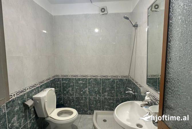 Shtepi me qera Apartament ne Tirane, 2+1, Mobilimi Pjeserisht e mobiluar, Pagesa 45,000  Leke.