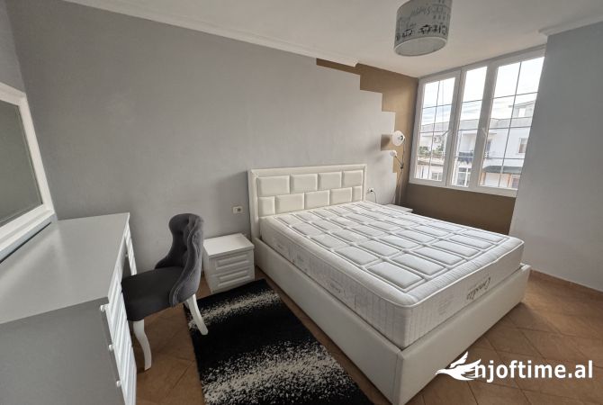 Shtepi me qera Apartament ne Tirane, 2+1, Mobilimi E mobiluar, Pagesa 400  Euro.