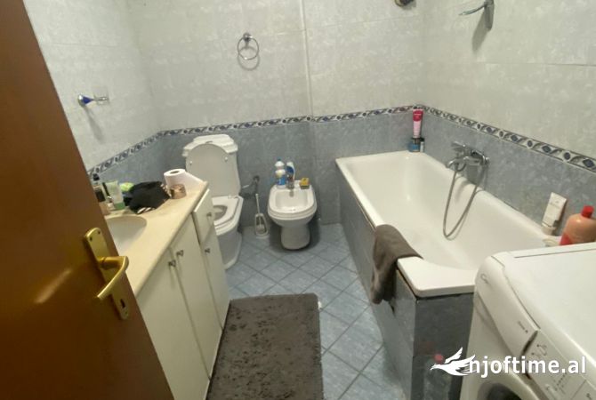 Shtepi ne shitje Apartament ne Tirane, 2+1, Mobilimi Pjeserisht e mobiluar, Pagesa 250,000  Euro.