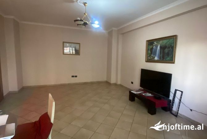 Shtepi ne shitje Apartament ne Tirane, 2+1, Mobilimi Pjeserisht e mobiluar, Pagesa 250,000  Euro.