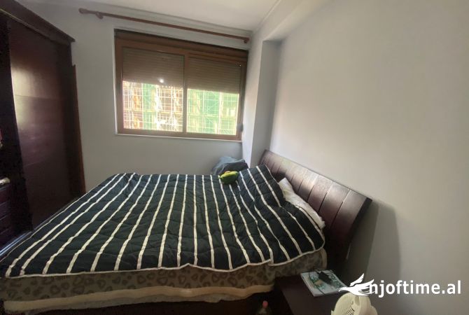Shtepi ne shitje Apartament ne Tirane, 2+1, Mobilimi Pjeserisht e mobiluar, Pagesa 250,000  Euro.